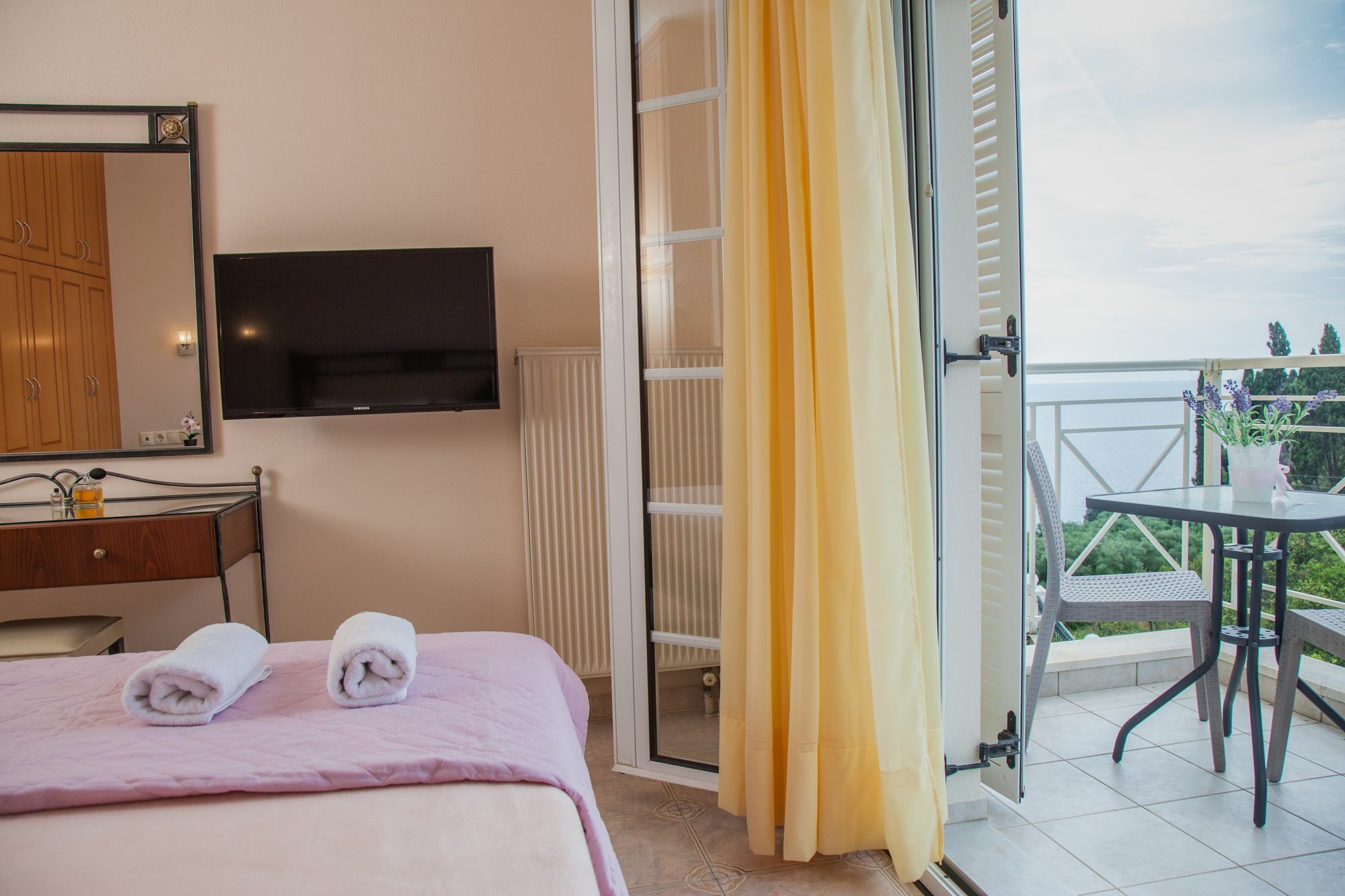 Brentanos Apartments - A - View Of Paradise Gastouri  Extérieur photo