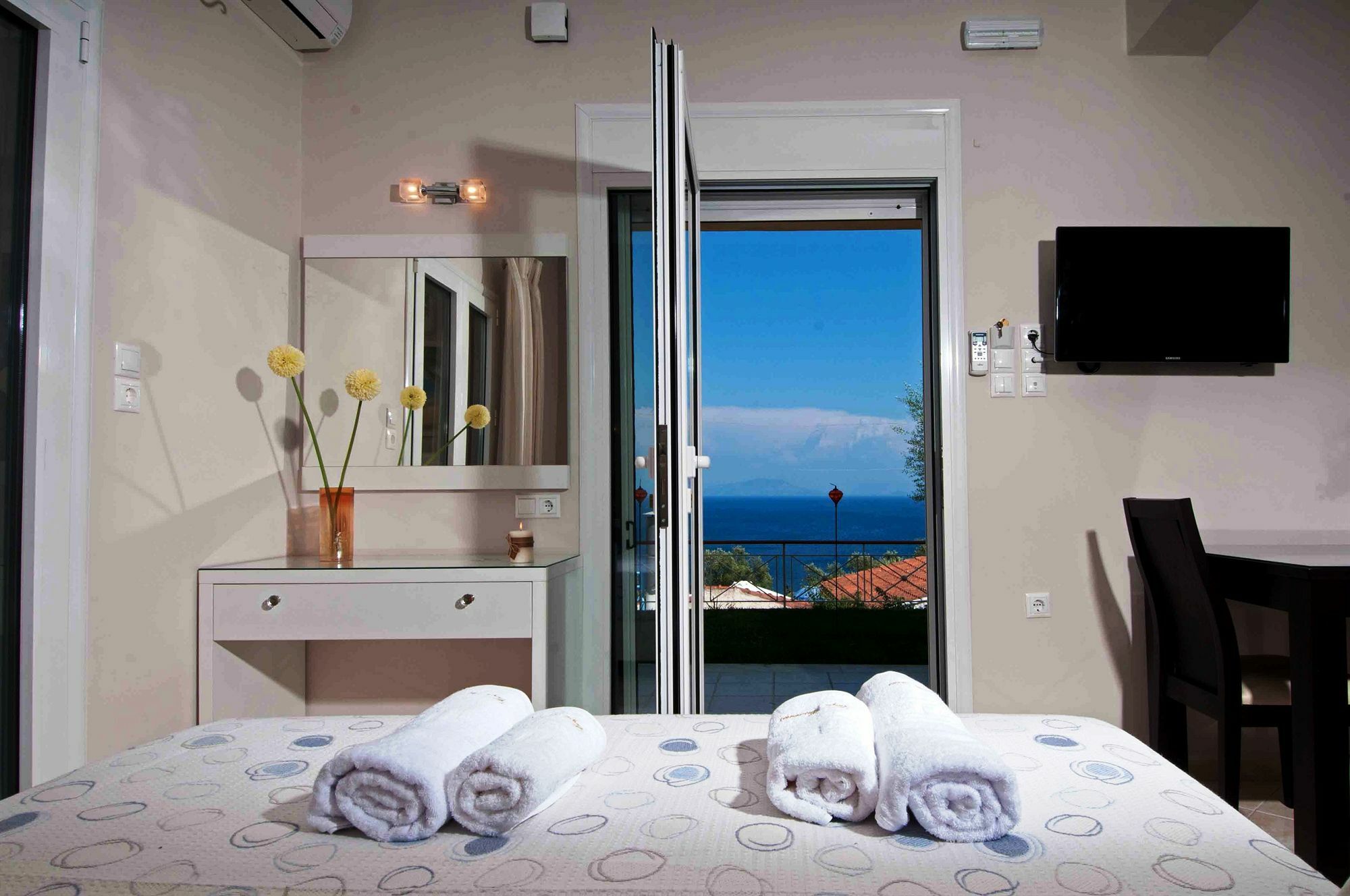 Brentanos Apartments - A - View Of Paradise Gastouri  Extérieur photo